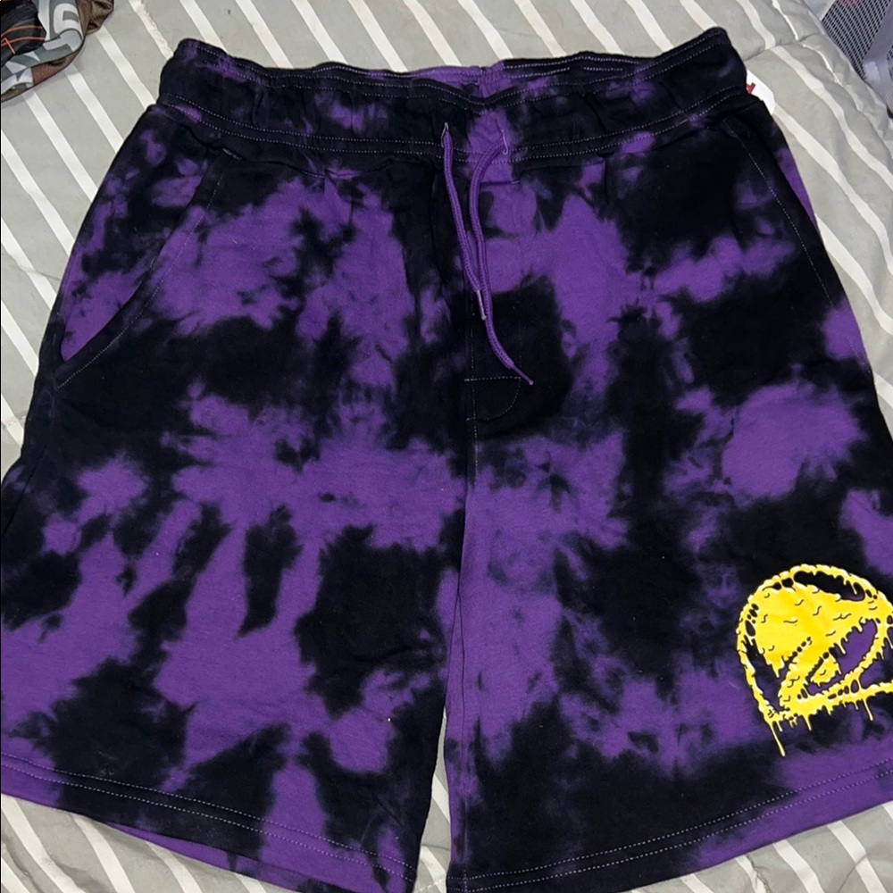 Vibrant Purple and Black Tie-Dye Men's Athletic Shorts
